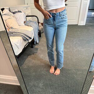 Abercrombie Curve Love ‘90s Straight Mid Rise Jeans – Light Wash, 24W Regular